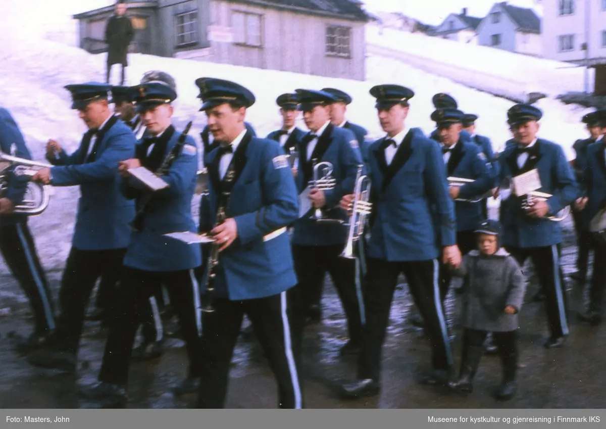 Honningsvåg. 17. mai-tog i Hovedgata. Musikk-korpset. 1962/63.