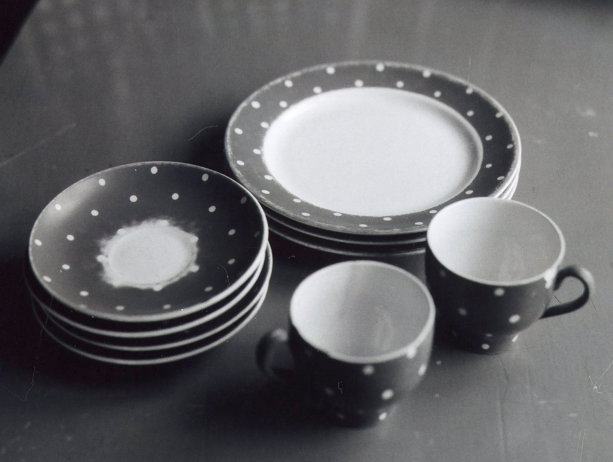 2 tekopper, 4 tefat og 3 asjetter i orange farge med hvite prikker.