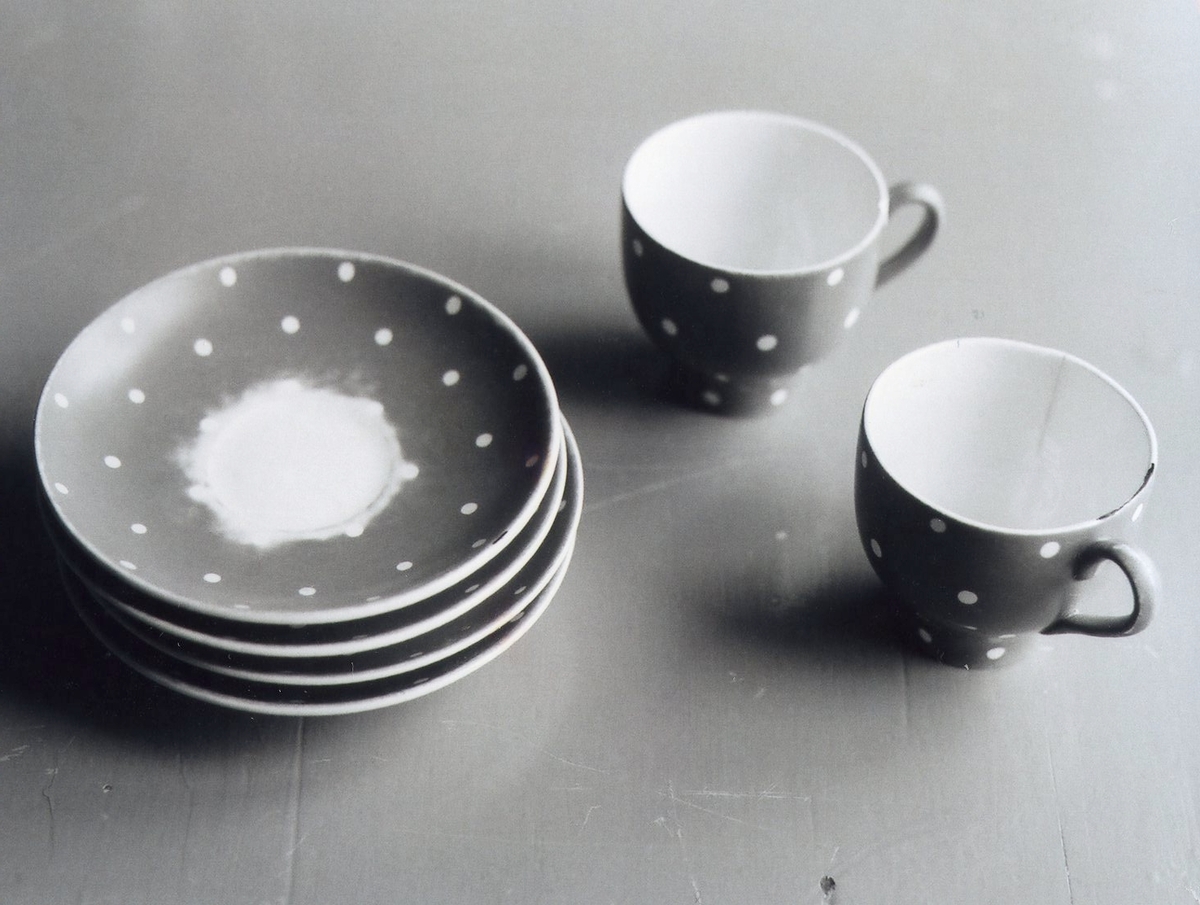 2 tekopper, 4 tefat og 3 asjetter i orange farge med hvite prikker.