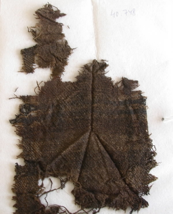 Arkeologiskt föremål. Bit av ylleväv, kypert. 