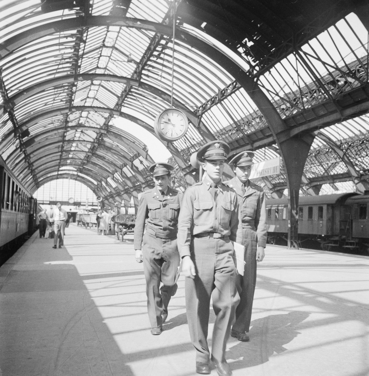 Åke Claessons resa, amerikanska soldater på järnvägsstation, Karlsruhe, Tyskland 1949