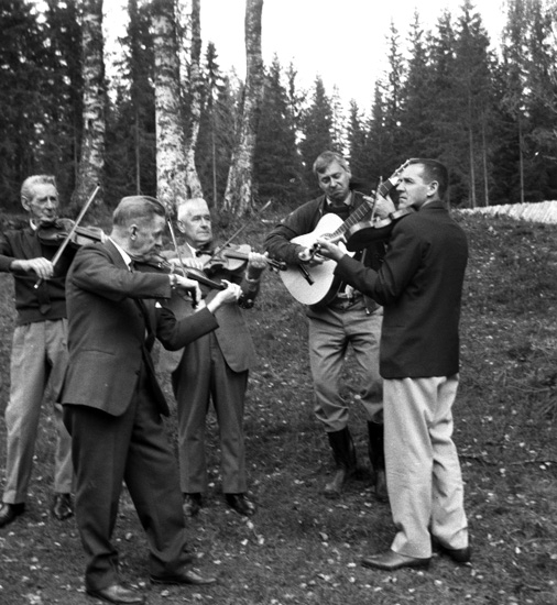 Republiken Käckåsens statskapell spelar, fr höger Erik Frykman, Olle Pallin, "Olle på Halla" Jonsson, Joel Hedåsen