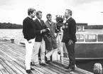 Torsbyteamet i Sebra-Film regissör Bengt Jonsson, fotograf Åke Karlsson och ljudtekniker vid Skoklosters rederi och hamn och får instruktioner av slottsherren, baron Rutger von Essen.