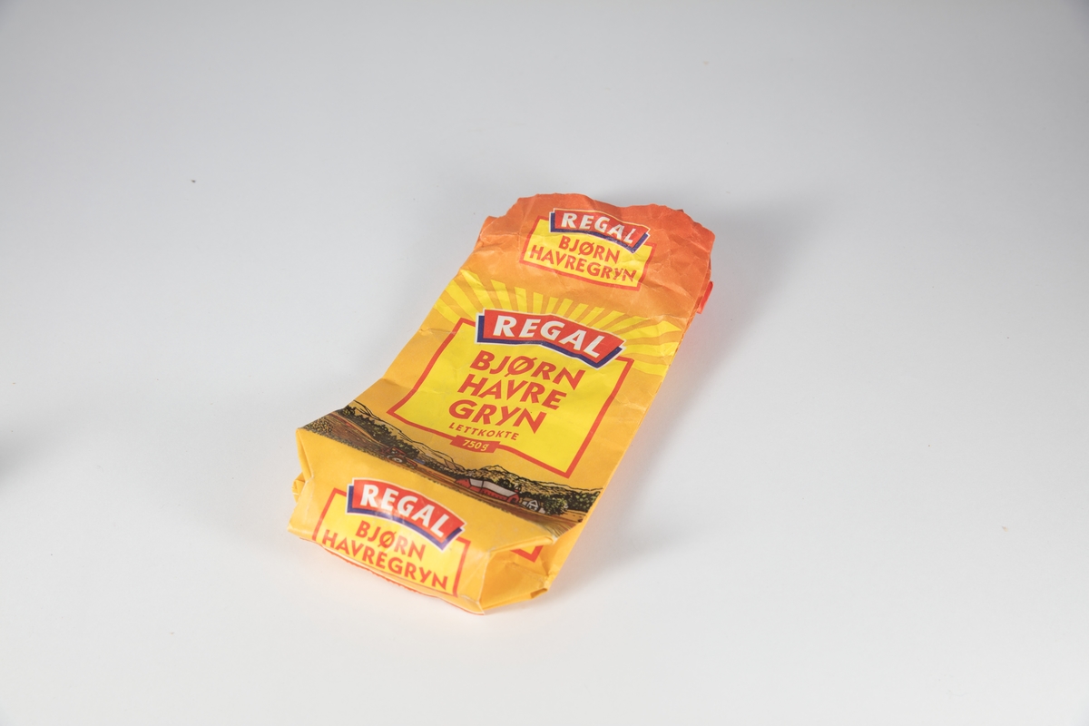 En pose med emballasjer til ulike typer mel, sjokolader, havregryn etc.