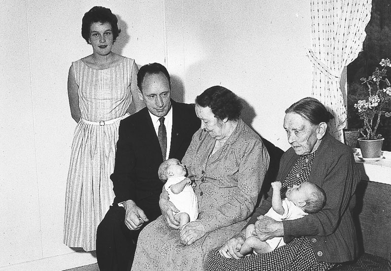 Fem generationer i Fensbol.

Från vänster i bild Gunn (Persson) Vilhelmsson född 1936, Edvin Persson född 1916, Edvins mor Ester Kristina Persson född 1893 och Esters mor Karolina Olsdotter född 1870. De två barnen är syskonen Jonas Vilhelmsson och Anders Vilhelmsson födda i Hagfors 1958.

Vid tiden bilden togs bodde Ester sedan länge i Norge, hon kom till Fensbol för att besöka tvillingarna.