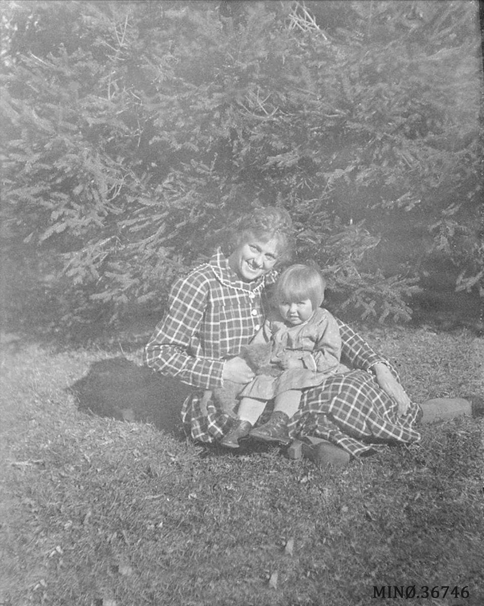 Kvinne og barn - Thea og Evelyn Kleven