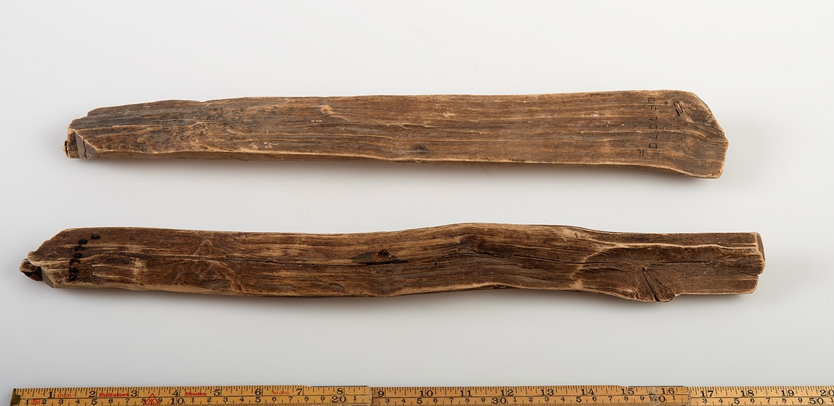 Opprinnelig fem rosttrær, oppgitt til kløyvd bjørk (lagt til opplysning om oldertrær). 40-50 cm lengde, 4-6 cm bredde.