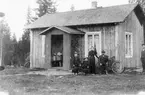 Lillstugan, Pålsgården, Snårberg 1910.
Gustav och Matilda Persson, barnen Elisabeth och Augusta. Längst till höger bror Vilhelm. Huset är byggt 1904 av virke från ett gammalt svenskt hus som stod på gården. Inget årtal på svenskhuset finns.