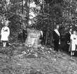 Avtäckning av monumentet över Rautalampis första kyrkplats. T.v Leena Murtoaro, t.h Heikki Varis.