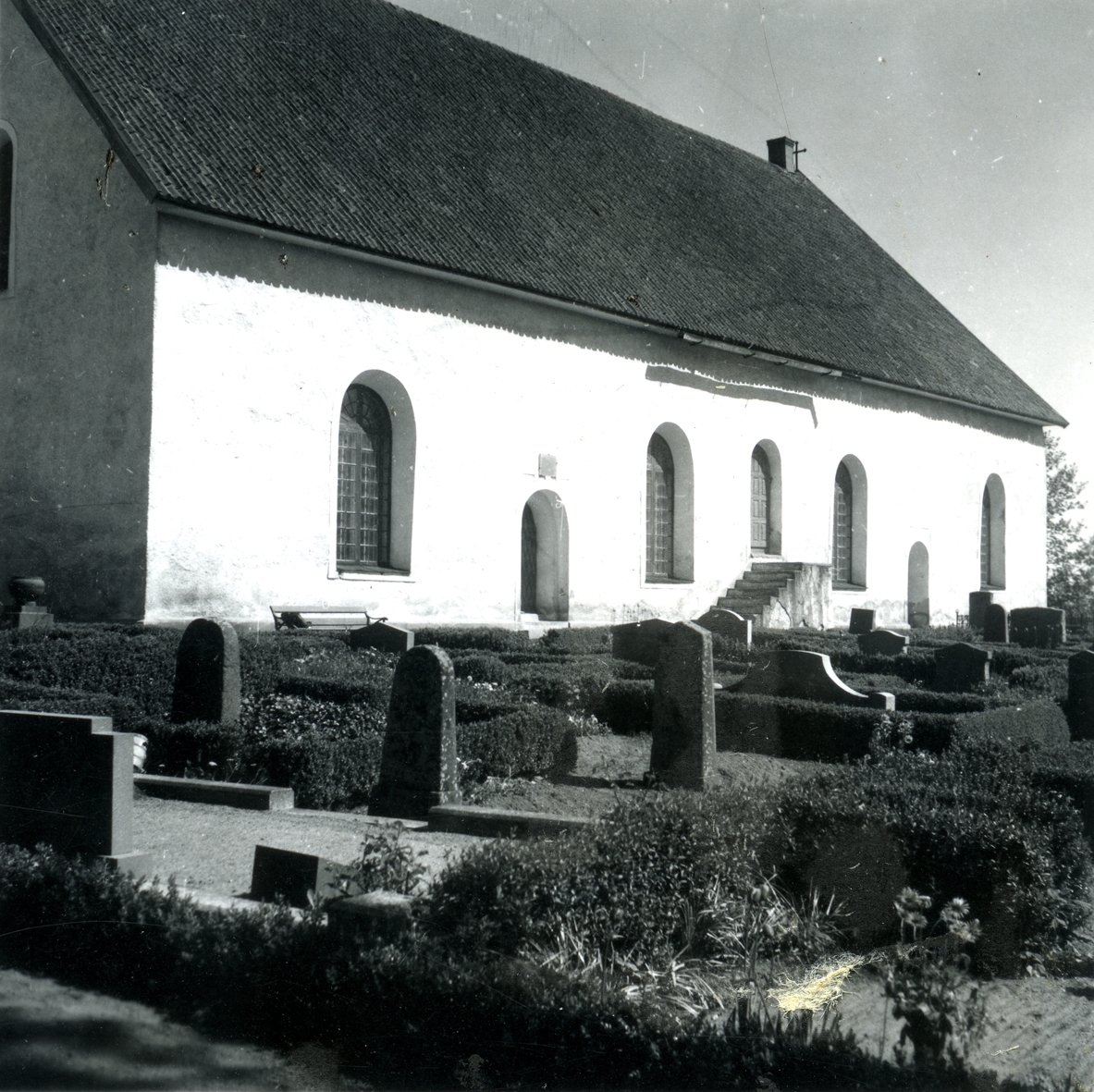 Döderhults kyrka. Exteriör långsidan med tornet till vänster. Sett snett från vänster.