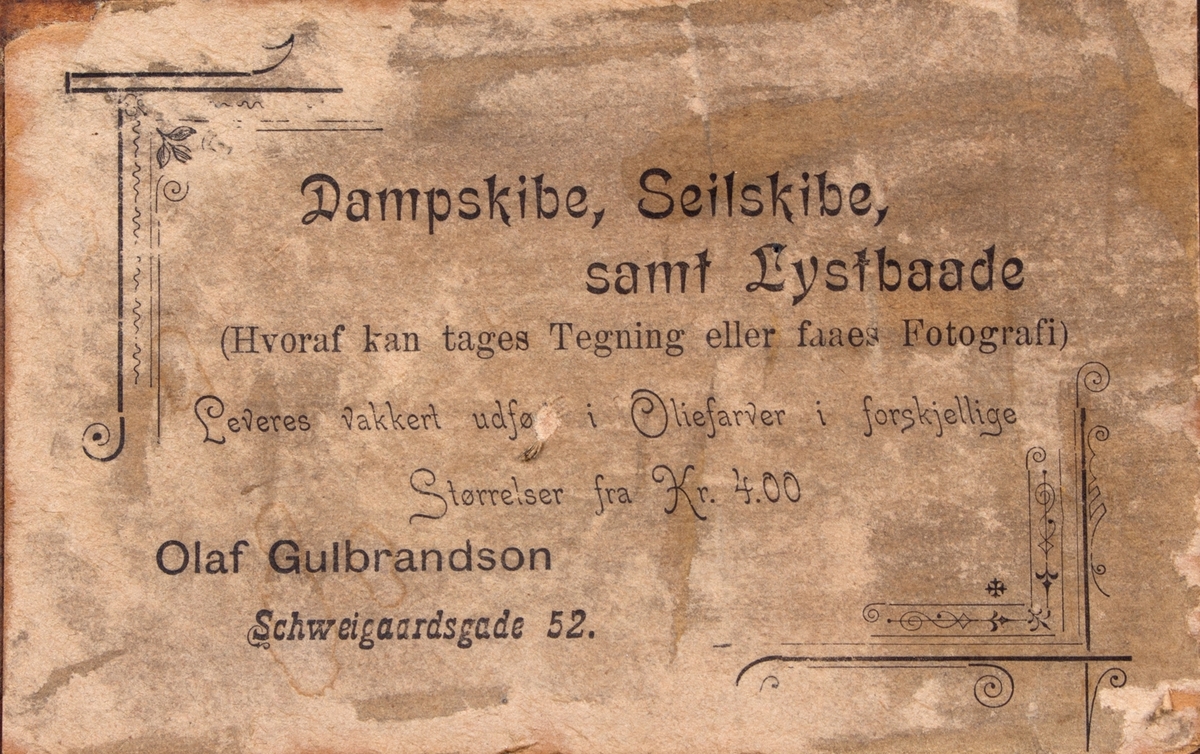 Skipsportrett av DS NAPOLI under fart i åpen sjø med seilføring. Fører norsk flagg akter, vimpel med skipets navn og rederiflagg. Ser tilsammen 8 personer på skipets dekk og bro.