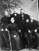 Familjegrupp. Förmodligen repro av äldre foto.