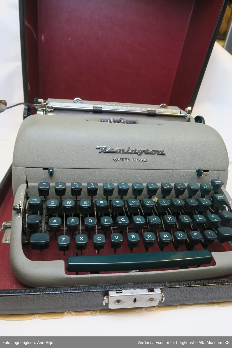 Reiseskrivemaskin i koffert. Se forøvrig bruksanvisningen.