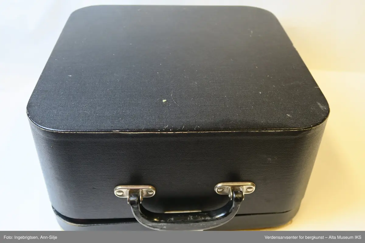 Reiseskrivemaskin i koffert. Se forøvrig bruksanvisningen.