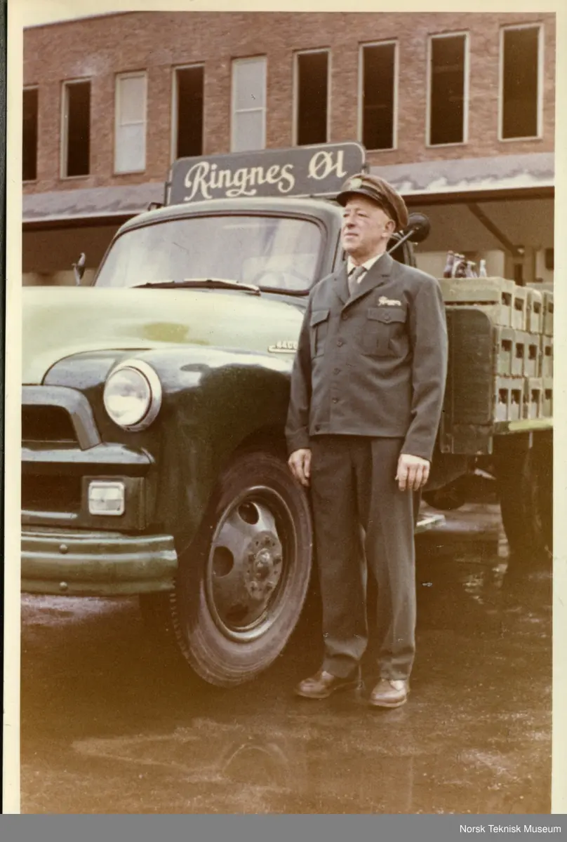 Sjåfør oppstilt foran en 1954 Chevrolet lastebil.