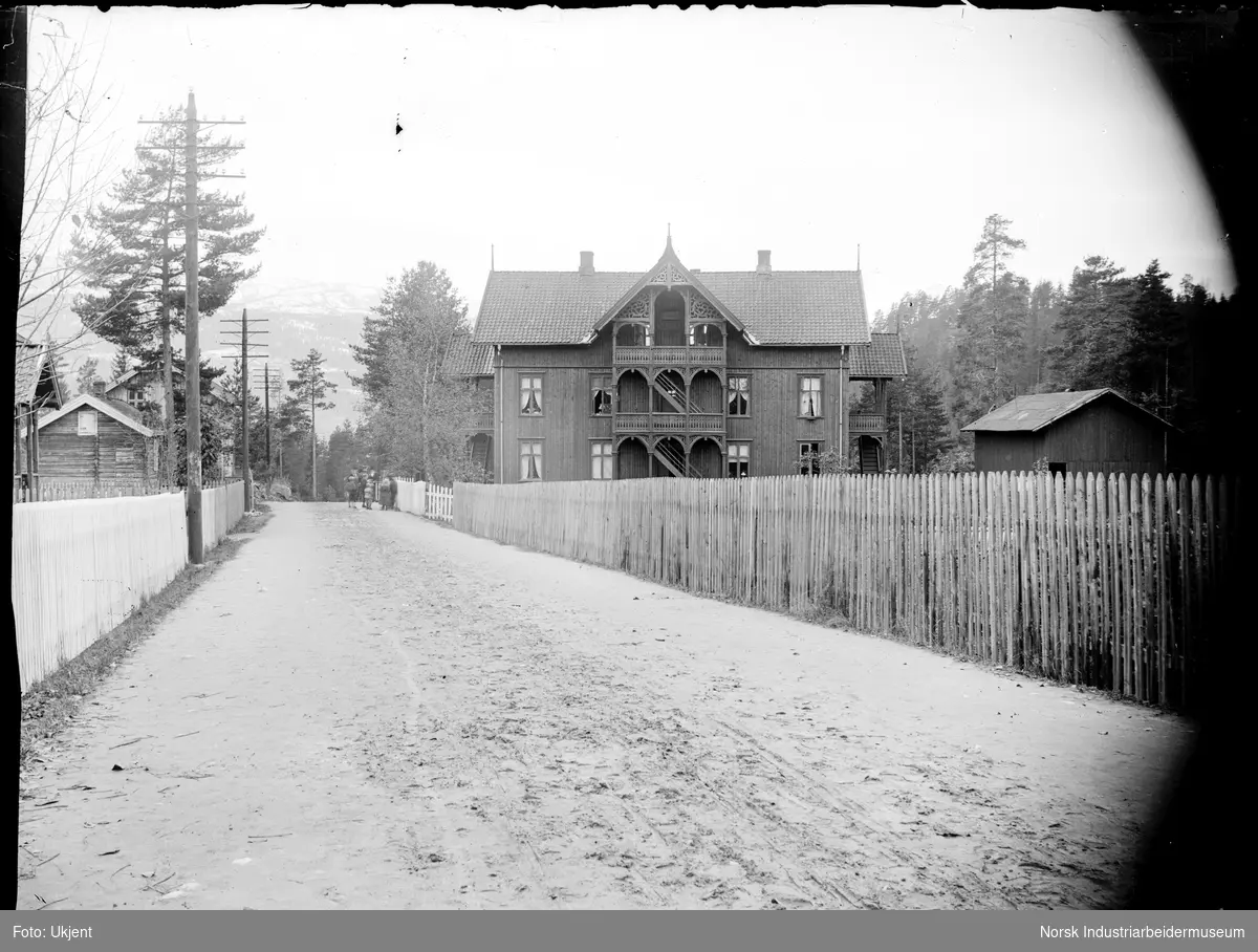 Hybelhus Trudvang. Barn i gaten.