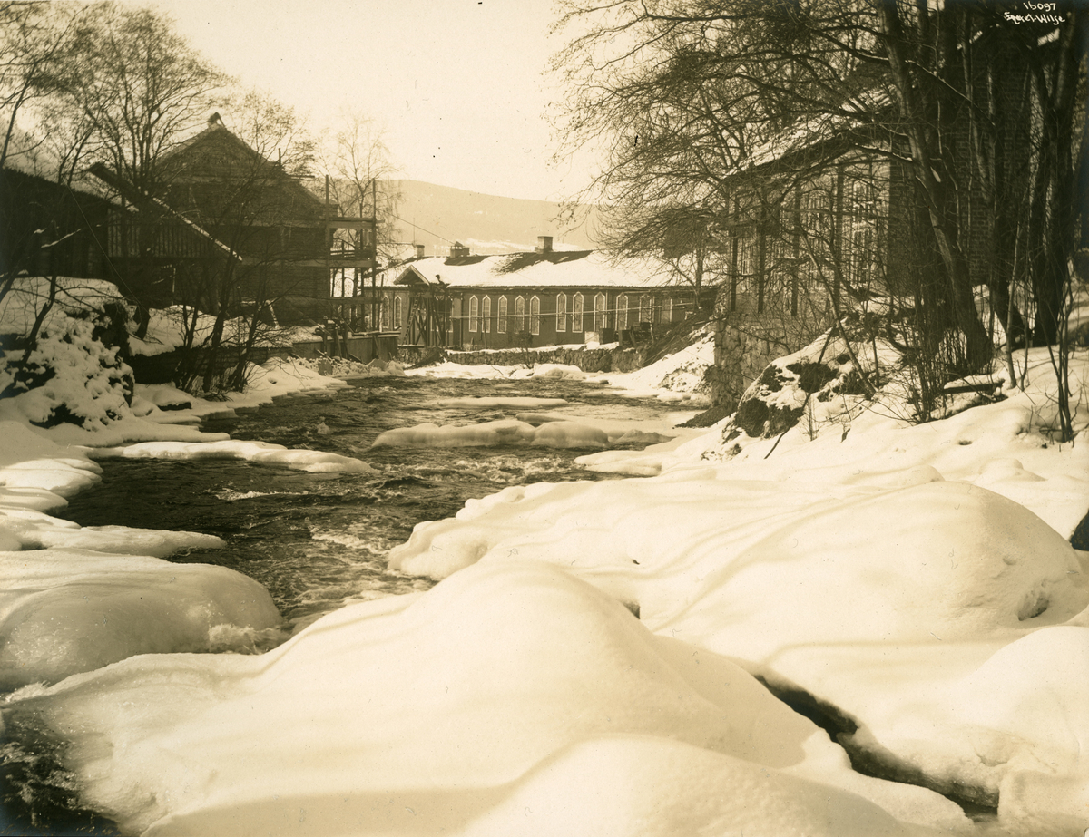 Lillehammer. Mesnaelva ved Mesna Bruk i midt i bildet, Spinneriet på høyre siden og Lillehammer Bryggeri på venstre siden.