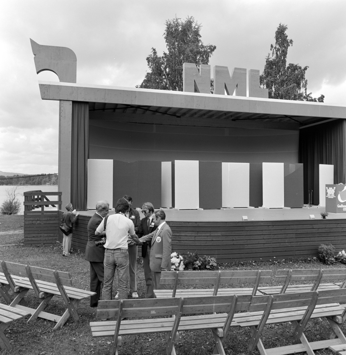 Norske Melkeprodusenters Landsforbund, NML 100 år 1881-1981. Jubileumsutstilling,formann i NML Ole Holan, museumsbestyrer Ragnar Pedersen, forretningsfører Olav Ilseth, formann i jubileumskomiteen Gunnar Langsæter, fotograf i Hamar Arbeiderblad Asbjørn Risbakken. Overlevering av scenen "Smørbutten"  i gave til Hedmarksmuseet