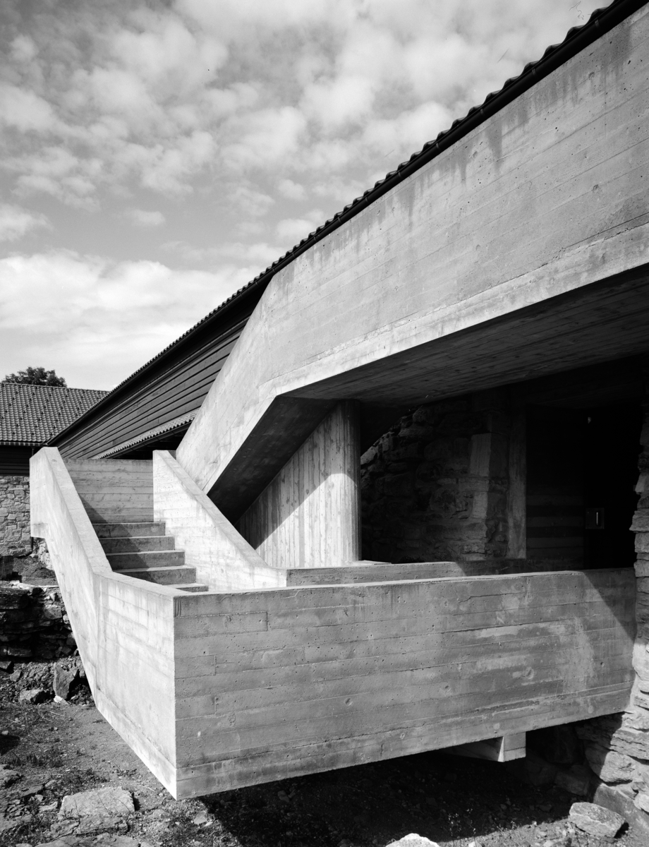 Hamar, Domkirkeodden, Storhamarlåven ble restaurert i 1974 etter tegninger av arkitekt Sverre Fehn, rampe i Borggården,