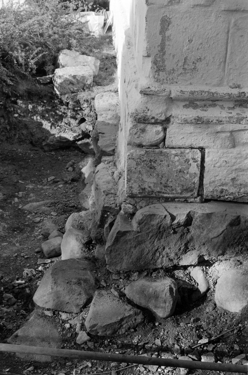 Storhamarlåven, nordfløy, sydøstre hjørne. Frilagte fundamenter.