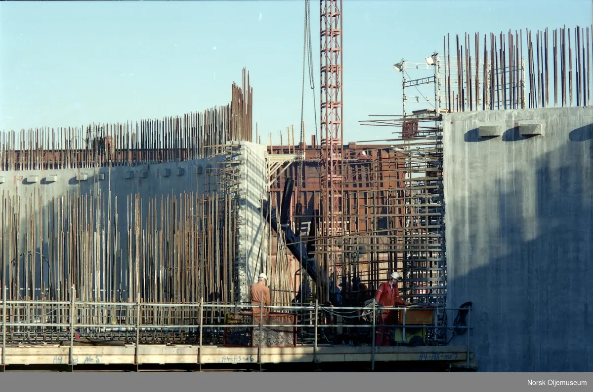 Draugen er under bygging og det går med store mengder armeringsjern når en slik betongplattform bygges.