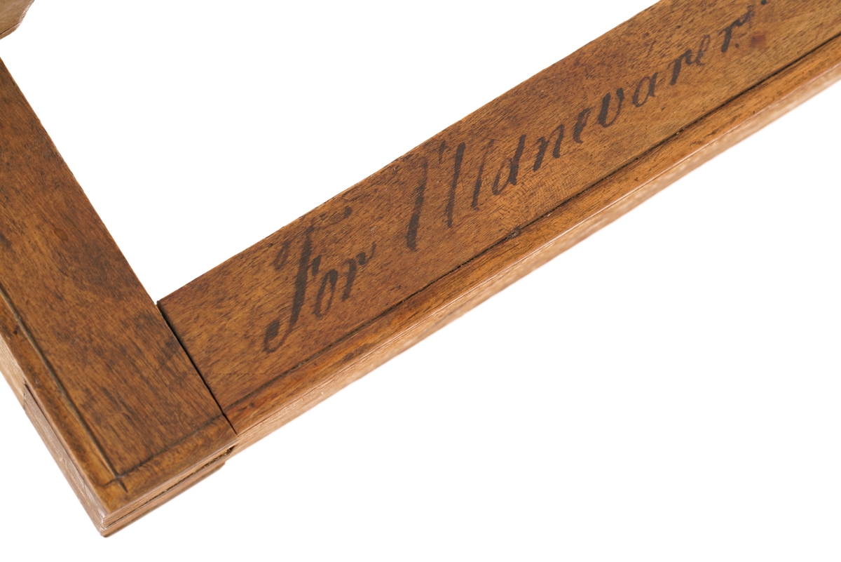 Ramme av tre med håndtak.Til utklipping av over - eller undervektige ull - eller bomulls-
varer.
Utydelig skrift rundt rammen.