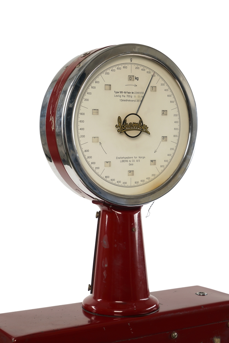 Vekt for veiing av varer fra 700 g til 50 kg. Av fabrikat: Schember. Eneimportør av denne vekten var Liberg & Co. i
Oslo.
Typenr.: 105 - 16. Babrikasjonsnr.: 22461/55.