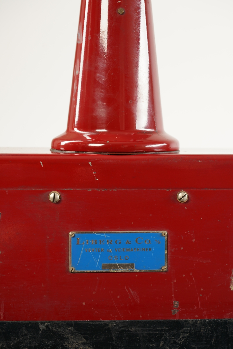 Vekt for veiing av varer fra 700 g til 50 kg. Av fabrikat: Schember. Eneimportør av denne vekten var Liberg & Co. i
Oslo.
Typenr.: 105 - 16. Babrikasjonsnr.: 22461/55.