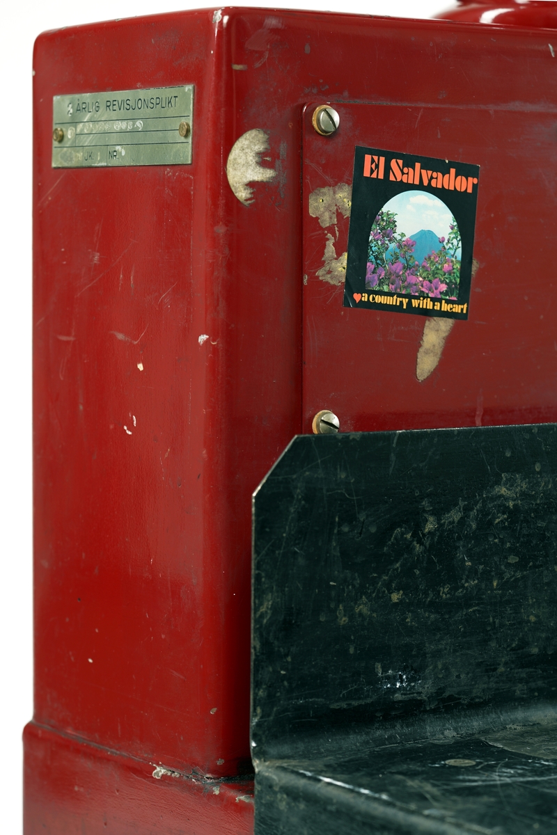 Vekt for veiing av varer fra 700 g til 50 kg. Av fabrikat: Schember. Eneimportør av denne vekten var Liberg & Co. i
Oslo.
Typenr.: 105 - 16. Babrikasjonsnr.: 22461/55.