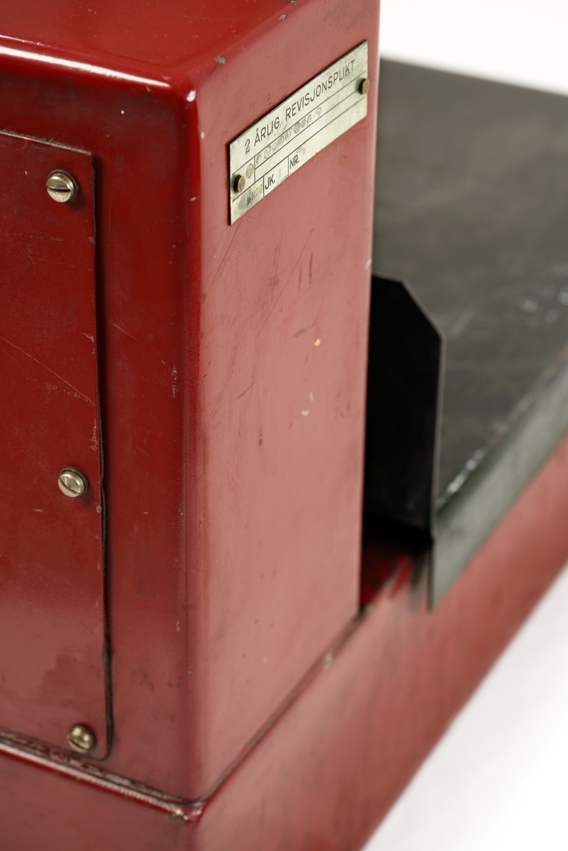 Vekt for veiing av varer fra 700 g til 50 kg. Av fabrikat: Schember. Eneimportør av denne vekten var Liberg & Co. i
Oslo.
Typenr.: 105 - 16. Babrikasjonsnr.: 22461/55.