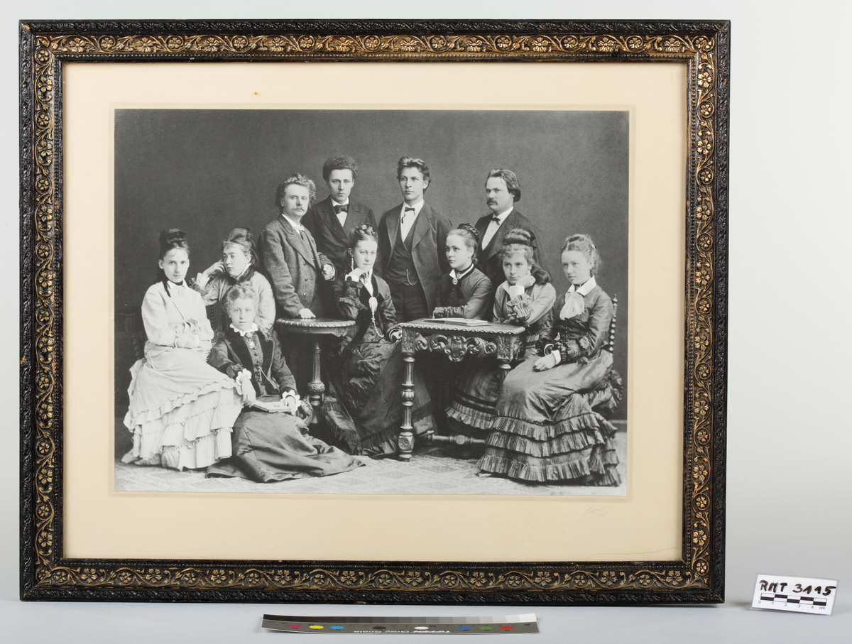 Avbildet:
Sittende fra venstre: Birgit (Bibba) Dahl, Bergitte Oftedal, Randi Nilsen (foran), Inger Holst, Ragna Goplen, Anna Bjurstedt og Eline Aune (g. Brænne). Stående bak f.v: Edvard Grieg, Lauritz Grimstad, Hugo Ingelius og Johannes Haarklou.