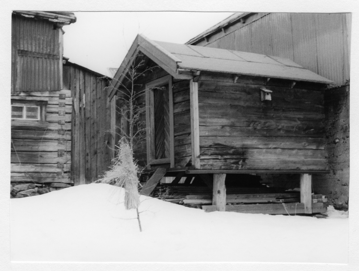 Stabbur i gårdsrom i Spell-Olaveien, Røros, sett mot nord