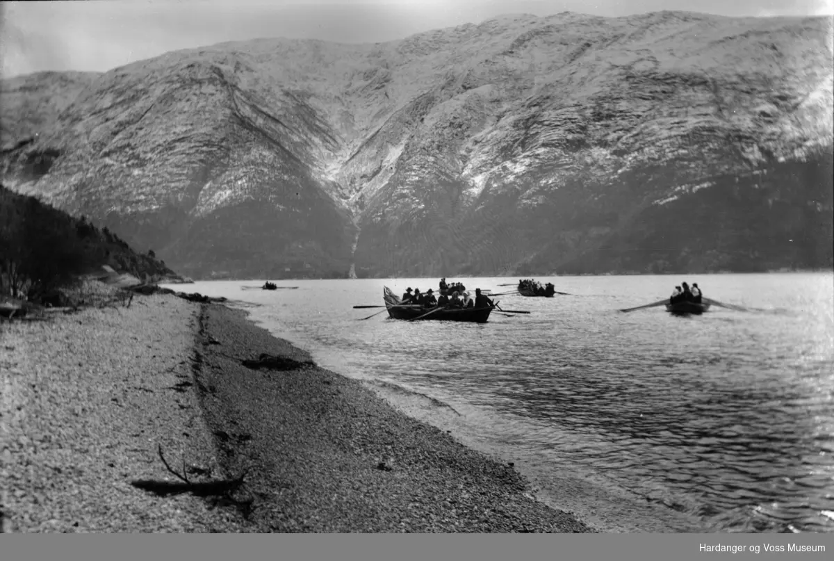 Folk og robåtar i Vangsviki, Ulvik