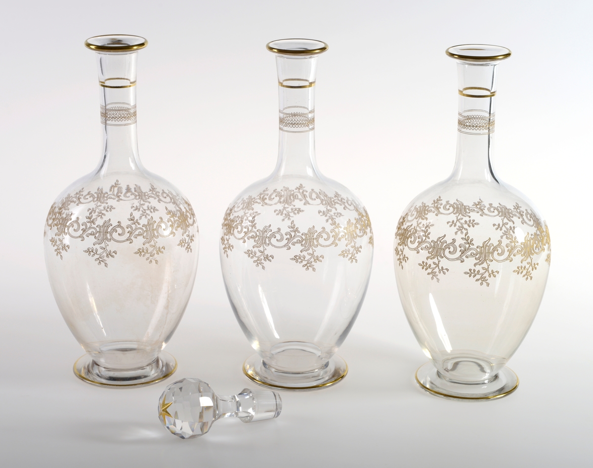 Bord av snirklende bladmønster i gull på øvre del av korpus, og to border på øvre og midtre del av hals. Den ene borden består av en smal gullstrek, den andre bestående av en slyngbord med to tynne gullstreken tett sammen over og under slyngborden. Rand og fot har også gullkant. Det er påført en gullfarget stjerne på toppen av korken.