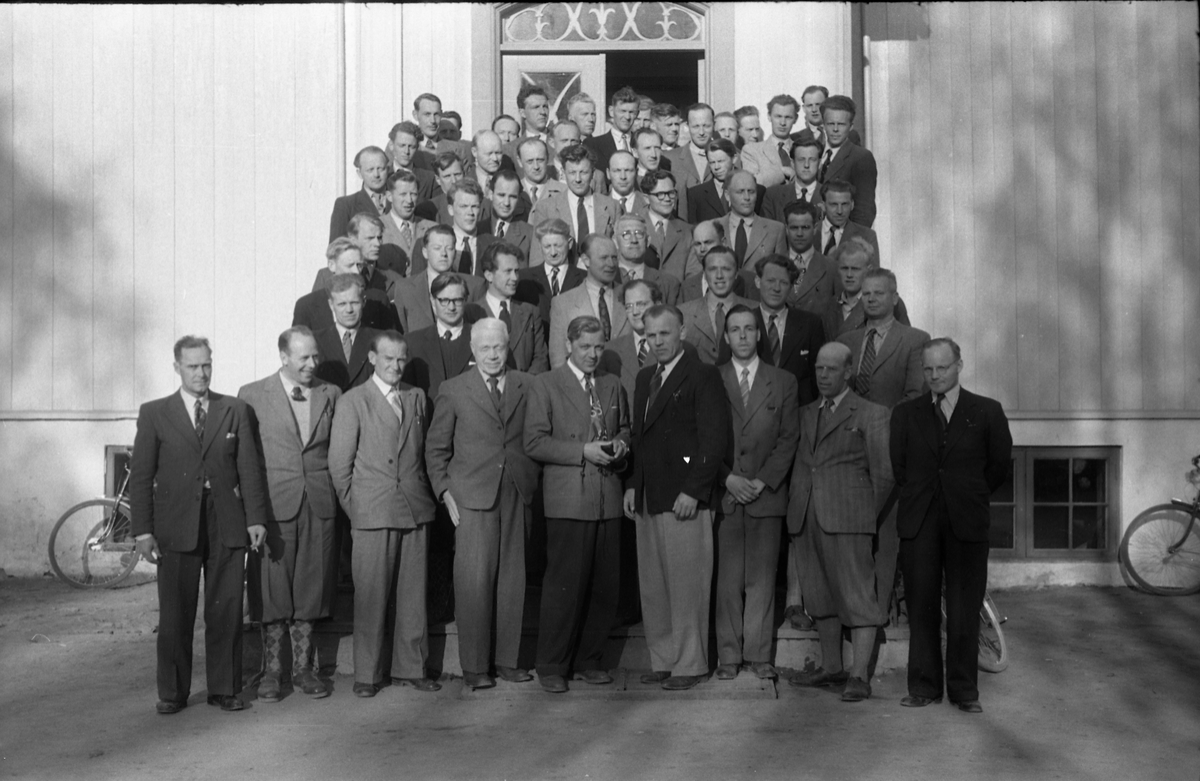 Sigrun Røisli på reisefot mai 1951. Seks portretter.