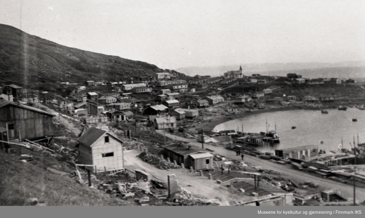 Gjenreisning i Honningsvåg. Brakkebebyggelsen i deler av Storgata og Vågen. 1946.