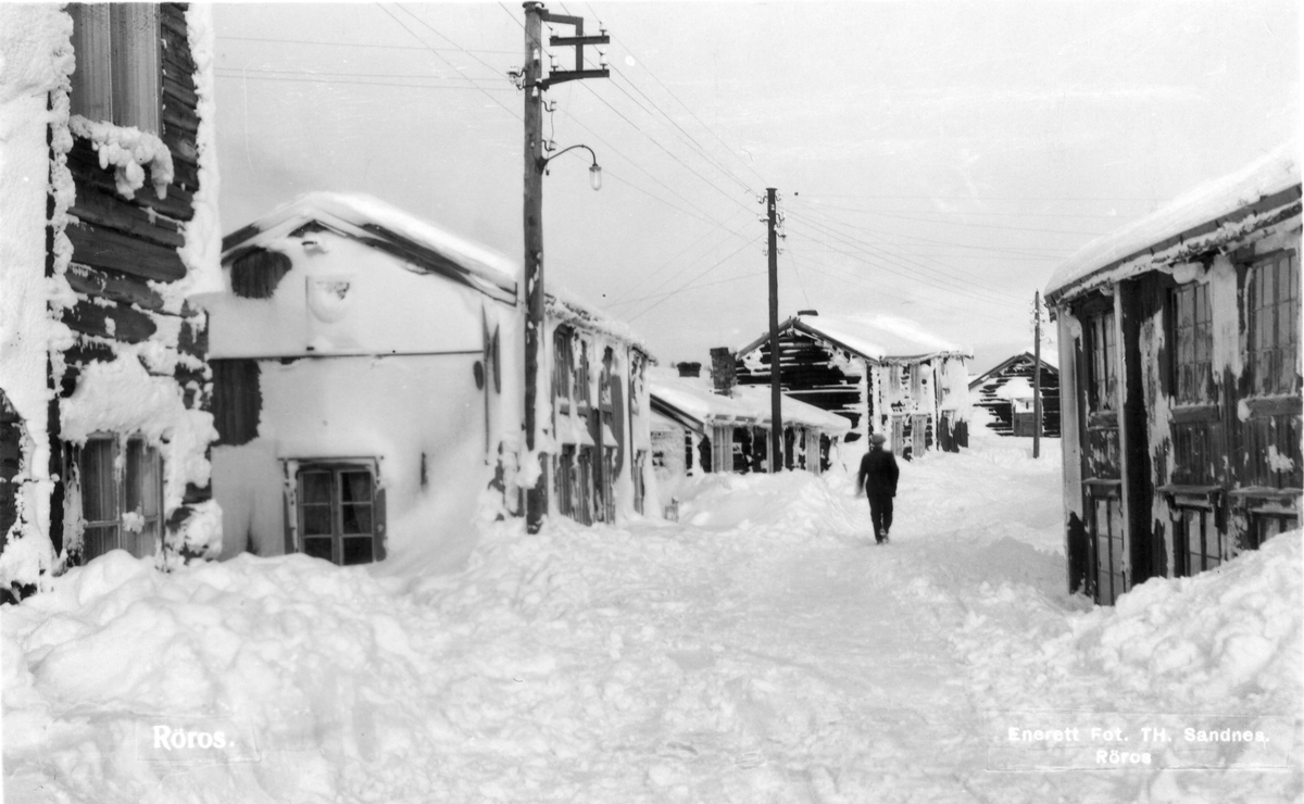 Bebyggelse i Svenskveien på Røros. Vinter med store snømengder, 1930-åra