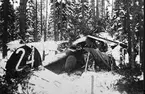 F6 Karlsborg. Vinterövning i Luleå 1941 6/3. Efter 35 minuters flygning från Rättvik fick denna B4 motorstopp varvid föraren, fänrik Berg tvingades nödlanda på en liten sjö och gled in i skogen. Fänrik Berg skadades lindrigt medan passageraren flygsignalist kapten Holmen klarade sig oskadd. Albumet är en del av en donation från Karl-Axel Hansson, Karlsborg. Förteckning över hela donationen finns i albumet samt som Word-dokument.