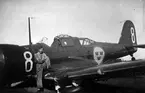 F6 Karlsborg 1941. Resultat av en hård sättning med ett flygplan B5. Förare var kadetten Nils-Fredrik Palmstjerna. Albumet är en del av en donation från Karl-Axel Hansson, Karlsborg. Förteckning över hela donationen finns i albumet samt som Word-dokument.