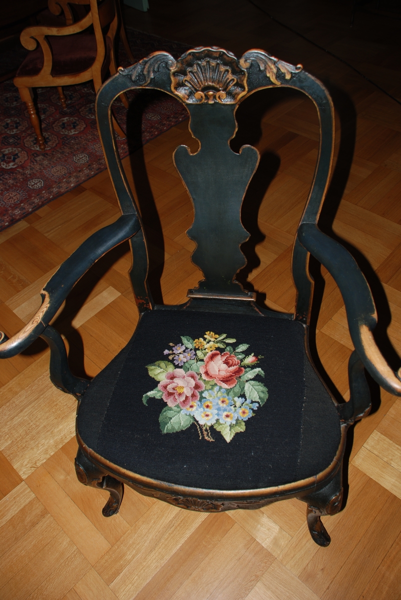 Ulike blomster, flere farger. Blader.