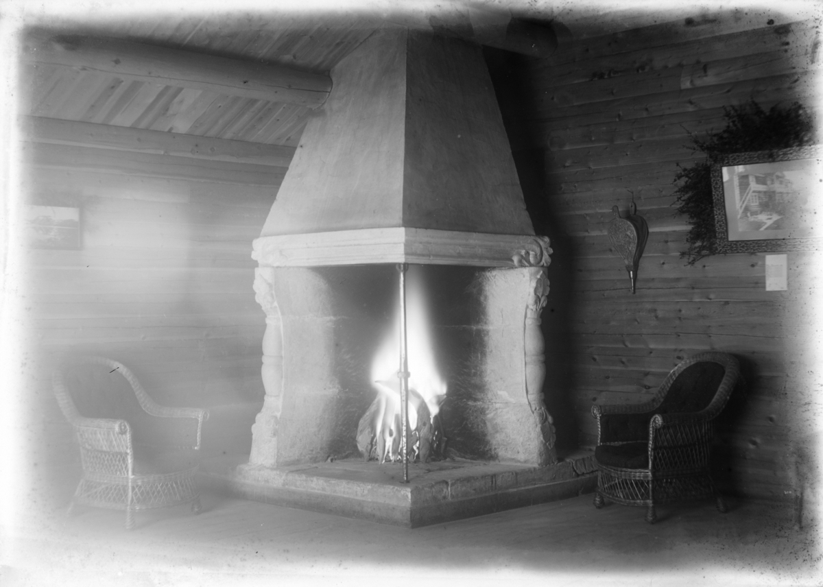 Sjodalen, Bessheim, interiør, klebersteinspeis med utskjæring