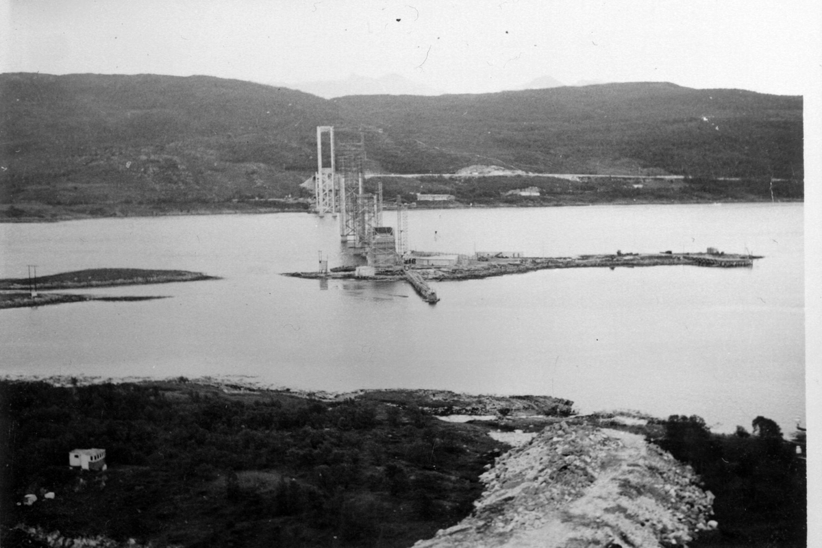 Tjeldsundbrua under bygging.