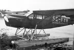 F6 Karlsborg 1941. Flygplanet Vikig II SE-FYR, användes för diverse flygtransporter under inspelningen av filmen 