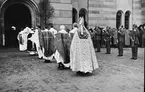 Karlsborg 1940. Kyrkoherdeinstallation i Garnisonskyrkan. Personal ur F6 deltar. Albumet är en del av en donation från Karl-Axel Hansson, Karlsborg. Förteckning över hela donationen finns i albumet samt som Word-dokument.