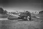 F6 Karlsborg 9/6 1941. Haveri med B4 på F6-fältet. Vid landning kolliderade planet med ett träd omedelbart utanför fältgränsen, varvid planet tappade fasten, vek sig och havererade. Flygningen skedde via instrument under huv. Flygförare var reservoff.aspirant Björnhagen. Som säkerhetsförare off.aspirant Forsell. Besättningen skadades inte allvarligt. Albumet är en del av en donation från Karl-Axel Hansson, Karlsborg. Förteckning över hela donationen finns i albumet samt som Word-dokument.