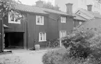 Gårdsinteriör från Ågatan 9 i Linköping. Vy från nordväst. Året är 1929.
