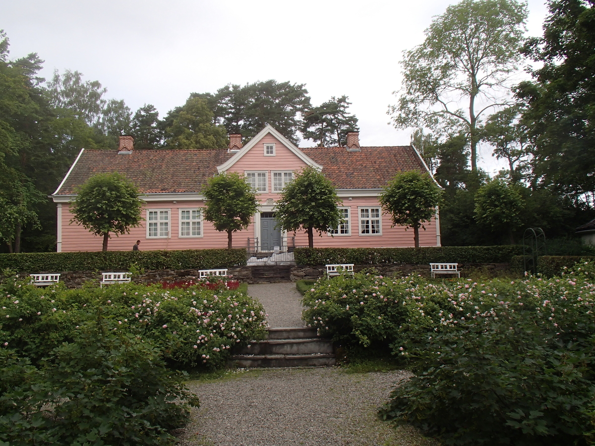 1752
Huset ble bygd av presten Geelmuyden og utseendet er nokså uendret siden 1752, bortsett fra at vinduer og hovedportal er fornyet. Svaitakene er an takelig opprinnelige. Storstuen eller "herrekammeret" utgjorde i sin tid hele østre del av huset. Herrekammeret var påbudt på prestegårder som losji for biskoper og andre fornemme reisende. Selve rommet var litt smalere enn bygningskroppen, den ble utfylt av en svalgang på baksiden. De største forandringene i huset skjedde i 1820-årene da den gamle storstuen ble delt i fire rom. Disse rommene har klassisistisk stilpreg i kontrast til rokokkoformene i rommene mot vest. Kjøkkenet kan gi en idé om den matkulturen som prestegårdene var bærere av.

Norsk folkemuseums guidebok,  1996
