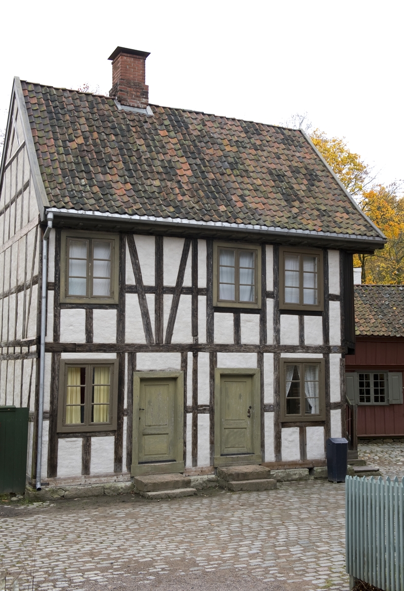1800
Huset er oppført i utmurt bindingsverk og har to etasjer og loft. I første etasje var det en leilighet som besto av stue, kjøkken og kammers, i annen etasje en leilighet på tre rom og kjøkken. I 1891 eide den 50 år gamle kommandersergeant Hans Andersen gården. Han bodde  i leiligheten i annen etasje sammen med kone og tre sønner, som var hhv bokbindersvenn og malersvenn. I første etasje bodde lagerformann med fire mindreårige barn. Husholdet besto ellers av tjenestepiken Nicoline Amalie og Anne Marie Larsen Due som var sypike og losjerende. Anne Marie var delvis forsørget av fattigvesenet. 

Norsk folkemuseums guidebok,  1996