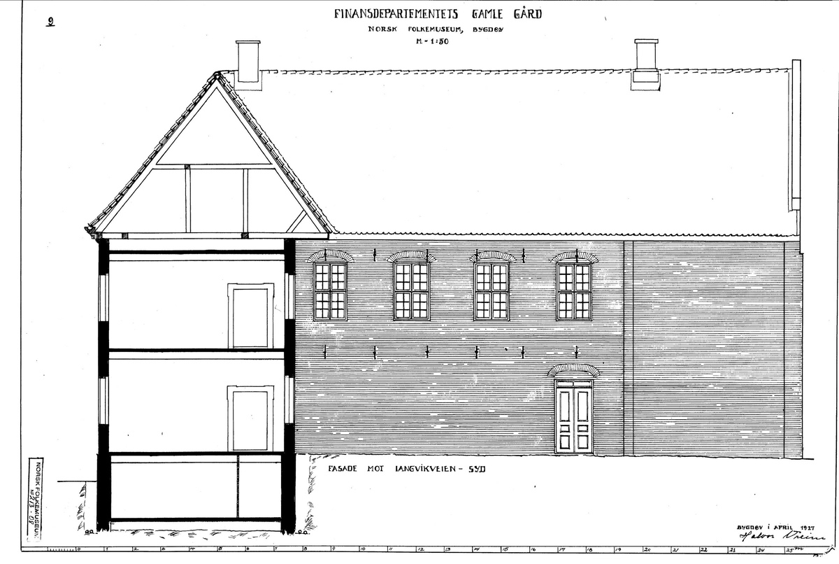 1714
Gården ble gjenreist på museet i 1928 for å tjene som utstillingsbygning. Den er en delvis kopi av Dronningensgt. 15. Fasaden er i hovedtrekk som de opprinnelige, men i bygningens indre er det bare trapperommet og hjørnerommene i begge etasjer som er overført til museet.
Ankerjernene på fasaden - Ao 1714 TESGMMD - viser initialene til byggherren Tøger Eriksen Grøn og hans hustru Margrethe Mogensdatter, datter av Mogens Lauritsen på Linderud. Ankerjernene av smijern er forbundet med bjelkene i etasjeskillet og hindrer at disse mister festet i veggen. I tillegg til det gjenreiste hovedhuset har det vært en sidefløy med uthusfunksjoner.
I 1737 ble Dronningensgate 15 kjøpt av general Hans Jacob Arnold. I 1749 bodde kong Fredrik V hos ham under besøket i Chrisiania. Fra Arnolds tid stammer den elegante barokktrappen i trapperommet, samt panel, dører og himlinger i hjørnerommene. Himlingene har vakre stukkarbeider med allegoriske fremstillinger, antagelig laget i 1752 av Ole Trulsen Svartz. Staten overtok gården i 1760, og den ble embetsbolig for kommanderende general og kontor for Generalitetskollegiet. Bygningen lå i det kvartalet som 1814 ble tatt til lokaler for statsadministrasjonen og kalles også "Det gamle finansdepartementet". I nabogården, som til 1822 huset Katedralskolen, lå salene som 1814 til 1866 ble brukt av stortinget (NF326/NF327). Bygningen huser nå Norsk farmasihistorisk Museum med officient fra apoteket "Hjorten" i Grønland 10, fra 1861. På motsatt side av gårdsplassen ligger apotekerhagen, en urtehage med eksempler på medisinske planter som har vært dyrket i Norge i eldre tid. Fasaden med skiftevis gule og røde striper var høyeste mote i Christiania i første halvdel av 1700-tallet; noe som hadde bakgrunn i datidens mureteknikk. Det ble brukt importert tegl hvor løpersiden var gulfarget, mens koppsiden var rød. Ved oppmuring i kryssforband oppstod stripeeffekten av seg selv. Moten fikk slik oppslutning at man også malte striper på mur av ensfarget tegl.

Norsk folkemuseums guidebok,  1996