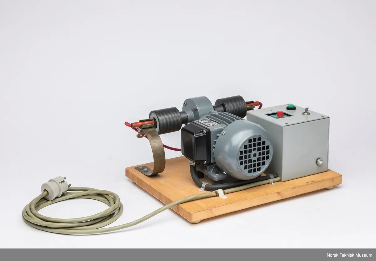 Med maskinen følger også en jack-kabel for demonstrasjonens skyld.